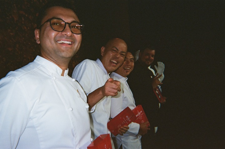 Chef David Lai from one-MICHELIN-star restaurant Neighborhood captured fellow chefs Ryota Kanesawa (Ryota Kappou Modern), Gaurav Kuthari (Chaat), Agustin Balbi (Andō), ad Vicky Cheng (VEA) as they posed together on stage for the one-MICHELIN-star restaurants group photo.
